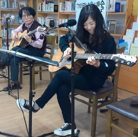 기타를든여우